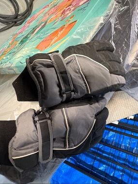 3M Thinsulate Black Winter Mittens with Label